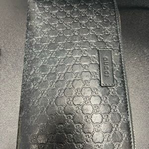 Logo Zip up Wallet. Bought from the outlet in 2018.